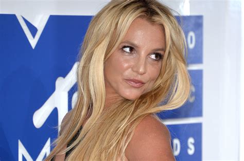 britney spears tits|Britney Spears Frolics Topless on the Beach in New Video:。